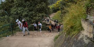 Personas ascendiendo por sendero de Monserrate