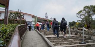 Personas ascendiendo por sendero de Monserrate