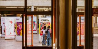Imagen de mujeres observando exposición de arte