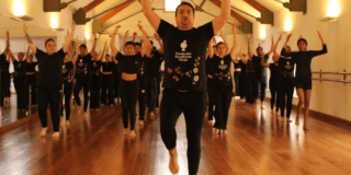 Imagen de varias personas tomando el taller en la Casona de la Danza.