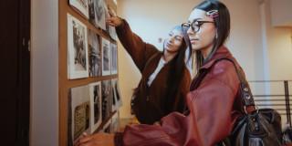 Imagen de dos mujeres mirando exposición fotográfica 