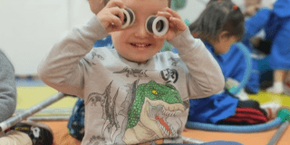 Imagen de un niño de la primera infancia disfrutando del evento.