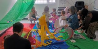 Imagen de niños jugando en actividades de BibloRed