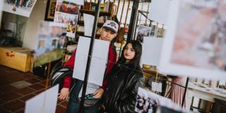 Personas participan en actividad de lectura inmersiva