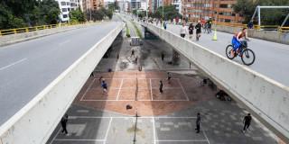 Imagen panorámica de deportistas en la ciclovía de Bogotá