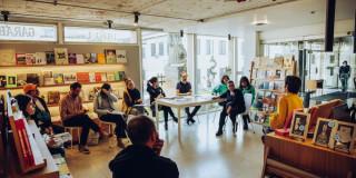Imagen de personas en taller en librerías del Centro de Bogotá