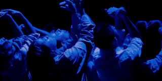 Foto de un grupo de personas bailando