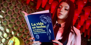 Foto de una mujer leyendo un libro grande 