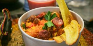 Foto de un plato de arroz con pollo en una de las Plazas Distritales de mercado de Bogotá.