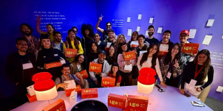 Foto de un grupo de personas con libros 