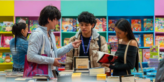 Foto de tres personas leyendo libros