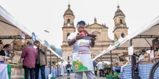 Foto de los Mercados Campesinos en la Plaza de Bolívar, centro de Bogotá.