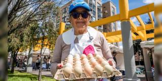 Foto de una mujer campesina en uno de los Mercados Campesinos de Bogotá.