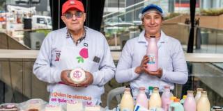 Foto de campesinos y campesinas en una de las ferias de Mercados Campesinos de Bogotá.