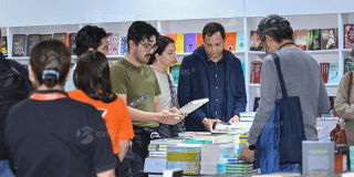 Foto de una persona leyendo un libro