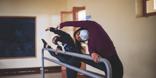 Foto de dos mujeres bailando 