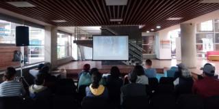 Foto que muestra personas en una sala de cine en una de las bibliotecas públicas de Bogotá.