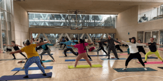 Imagen de varias personas en el gimnasio del CEFE Chapinero tomando l