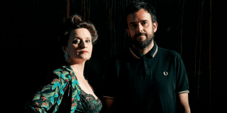 Imagen de los dos integrantes del dúo Ruido Clavel.