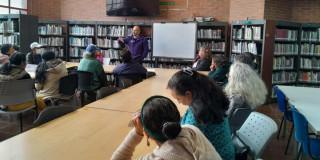 Foto que muestra personas reunidas en una biblioteca