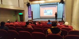 Foto que muestra personas sentadas en una sala de cine