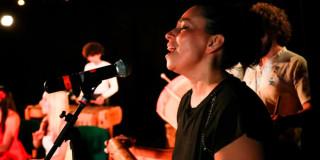 Foto que muestra una mujer cantando