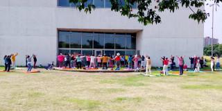 Foto que muestra personas reunidas en un parque 