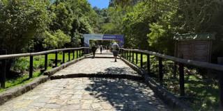 sendero de Monserrate con personas recorriéndolo