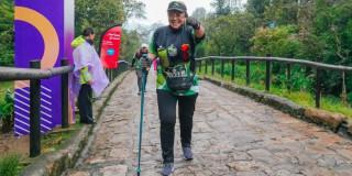 Foto de una mujer durante el ascenso al cerro de Monserrate en Bogotá.