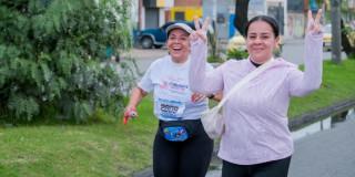 mujeres realizan actividad física en Ciclovía de Bogotá