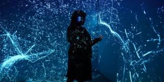 Imagen de mujer escuchando música con audífonos con fondo oscuro