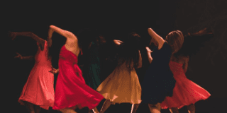 Imagen de varias mujeres bailarinas que da vida a la puesta en escena.