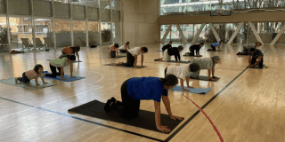 Imagen de varias personas participando en los espacios de yoga del CEFE Chapinero