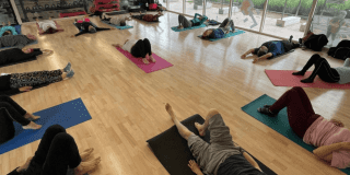Imagen de varias personas participando en los espacios de yoga del CEFE Chapinero
