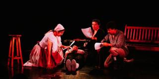 Imagen de personas leyendo en obra de teatro