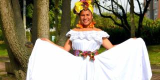 Imagen de mujer con traje típico de bullerengue