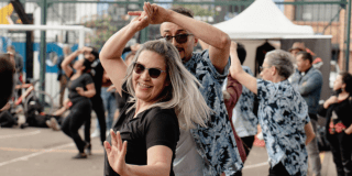 Imagen de varias parejas bailando en un espacio de Bogotá 24/7