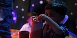 Imagen de un niño jugando en Planetario de Bogotá 