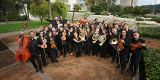 Imagen de Orquesta Filarmónica Juvenil en exterior Biblioteca Julio Mario Santodomingo
