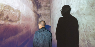 Foto de una persona mirando una pared 