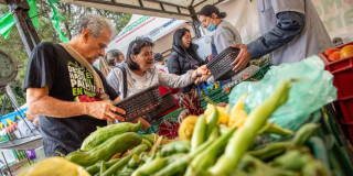Foto de bogotanos y bogotanas en uno de los Mercados Campesinos.
