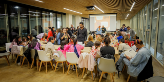 Imagen de varios niños tomando el taller gratuito.