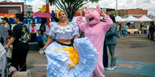 Foto de participantes en el Festival de la Lechona en Bogotá.