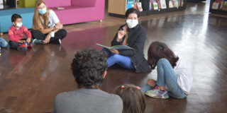 Foto que muestra personas en una biblioteca 
