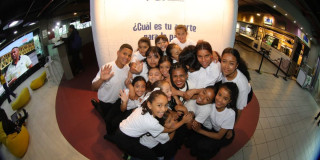 Imagen de grupo de niños de los Centros Filarmónicos para la Paz 