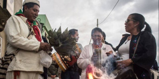 Imagen de personal del Cabildo Indígena Muisca de Bosa en el ritual del fuego