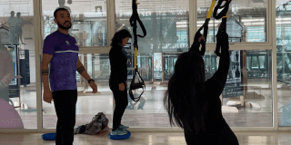 Imagen de varias personas en el gimnasio del CEFE Chapinero en taller