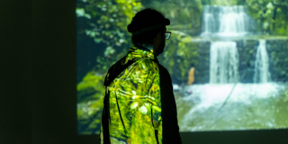 Imagen de un hombre viendo la exposición de una de los hallazgos arqueológicos.