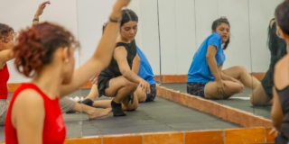 Imagen da varias personas tomando el taller en la Casona de la Danza.