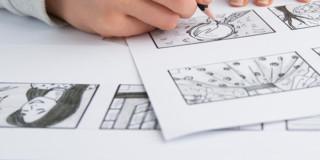 Imagen de encuadres de Storyboard en blanco y negro con mano pintando con lapiz